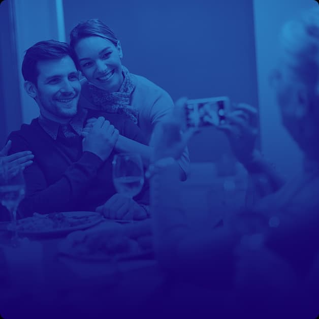 Família reunida à mesa